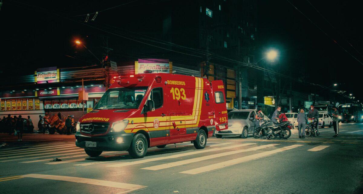 Elle tente d'éviter un piéton sur la route et finit sa course dans un restaurant