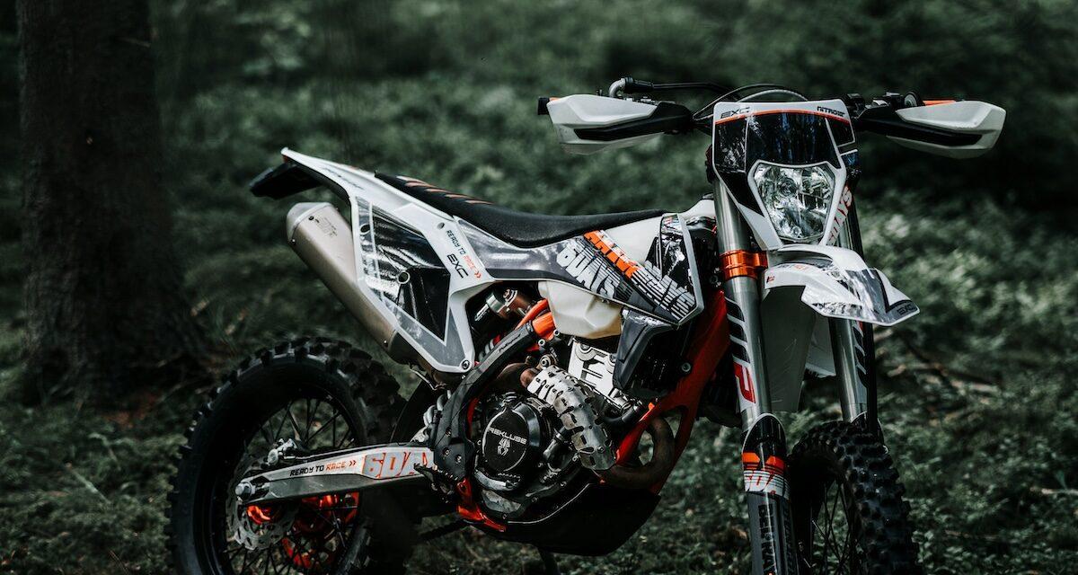 Il profite de sa permission de sortie de prison... pour faire un rodéo en motocross