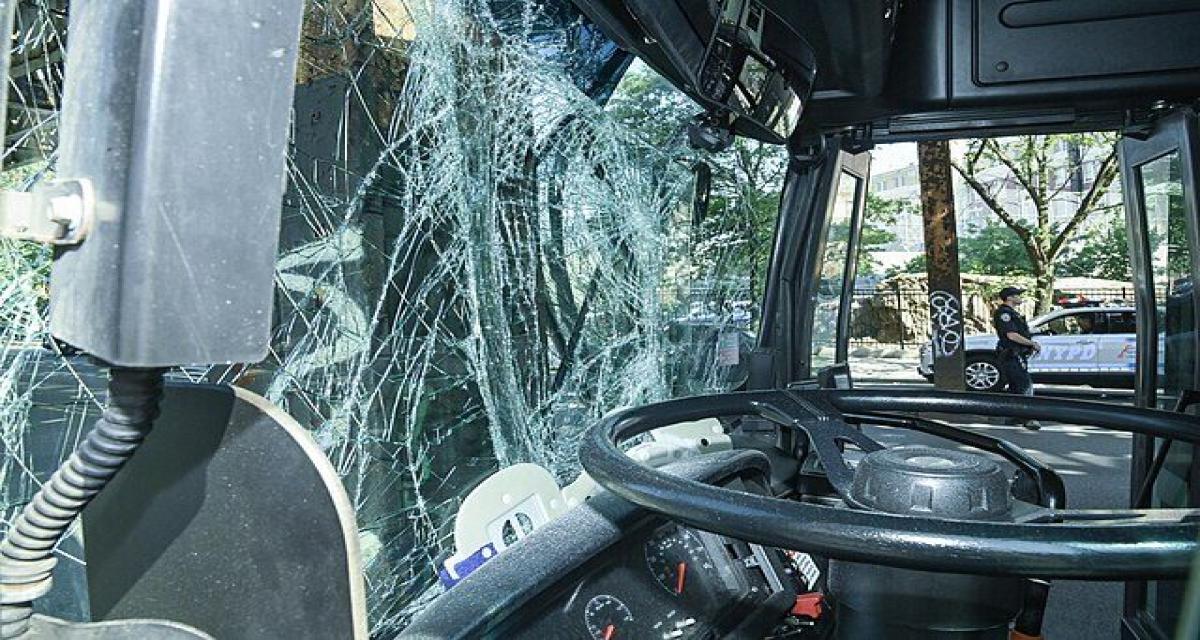 Sur une chaussée humide, son bus dérape et provoque un accident spectaculaire sous la pluie... heureusement sans blessés