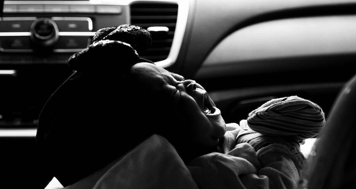 Un nourrisson abandonné dans une voiture en pleine canicule, sauvé in extremis par 2 agents municipaux