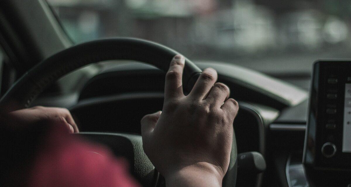 Il perd le contrôle de sa voiture avec deux enfants à bord... mais ce que montre le test stupéfie les gendarmes