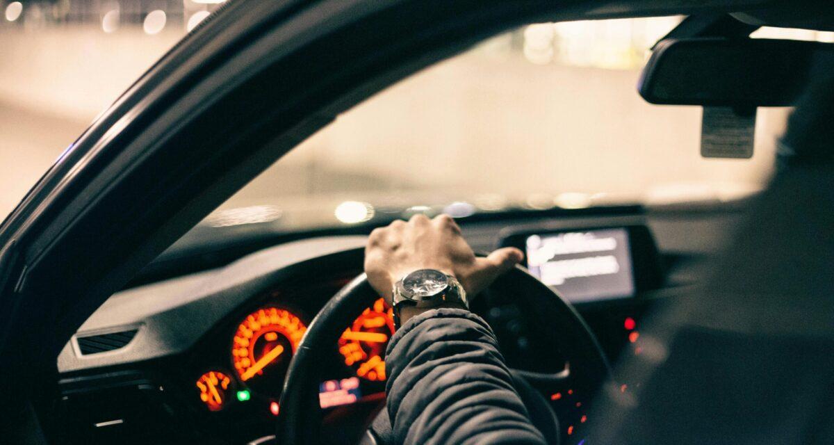 Voiture chère, essence à la hausse mais ils roulent 400 km par semaine : pourquoi les Français restent accros à leur voiture