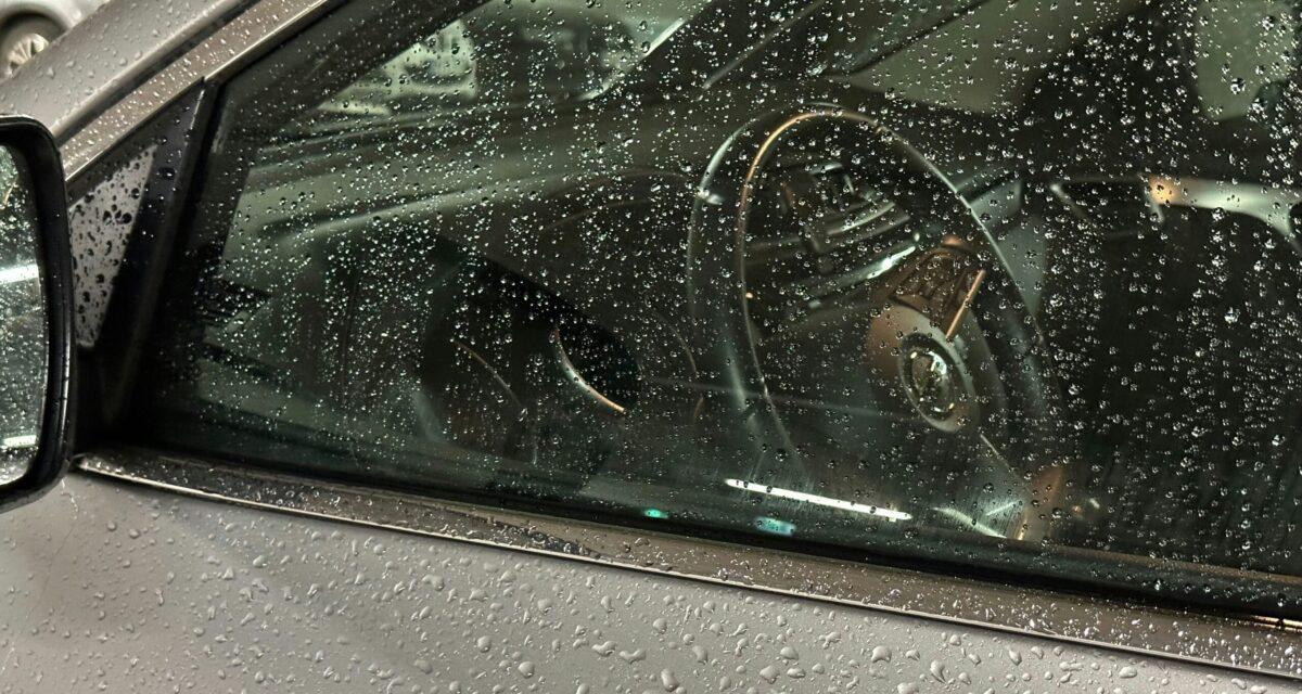 Elle laisse ses enfants enfermés dans une voiture sous une chaleur brûlante pendant qu'elle se fait des injections aux lèvres... choc total !