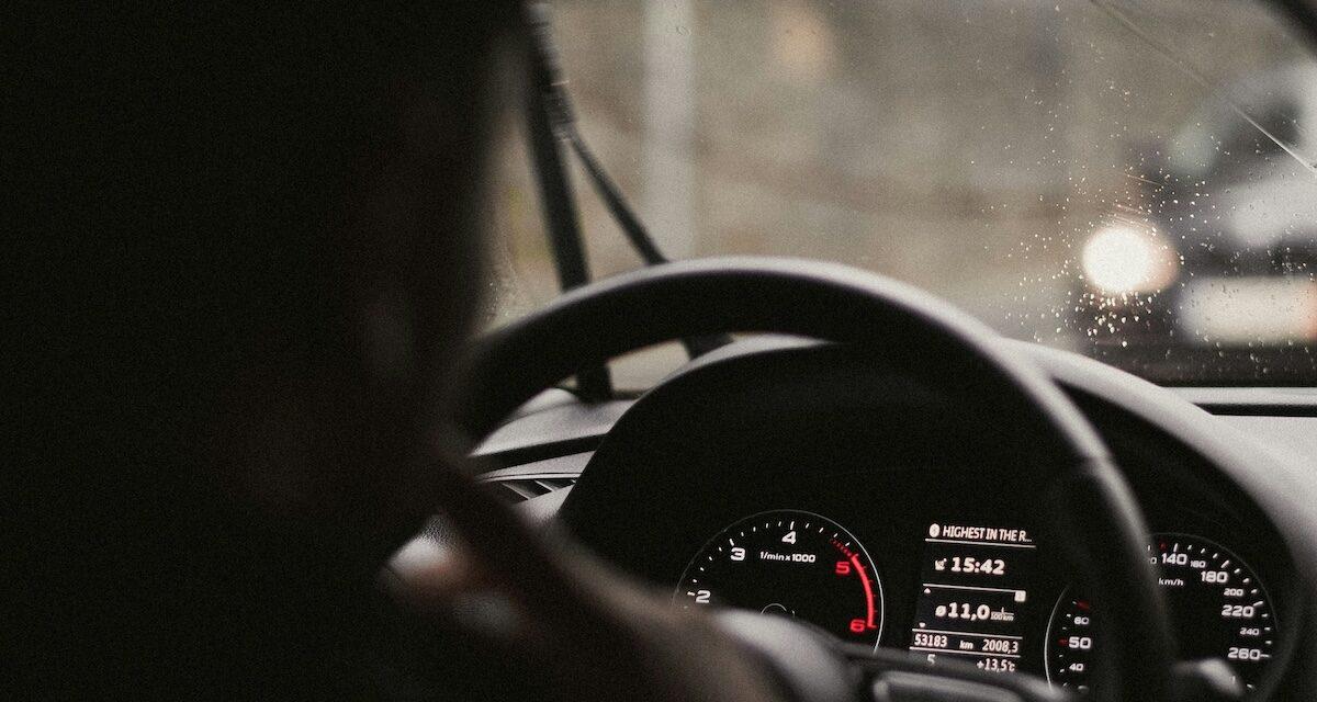 Il perd le contrôle en s'endormant et emboutit trois véhicules garés devant un garage