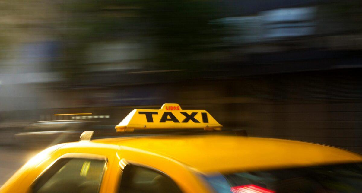 Face à la canicule, ces taxis collent un climatiseur sur le toit de leur voiture pour être au frais... et ça marche !
