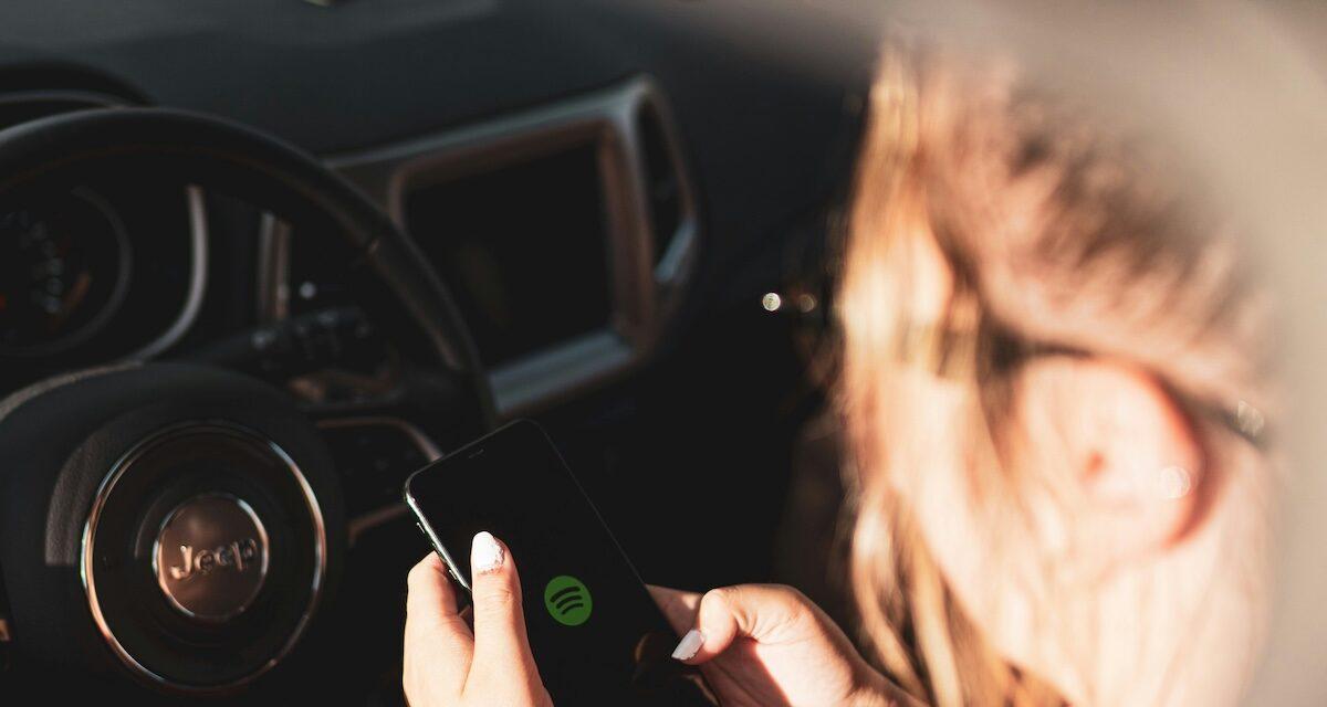 Écouter de la musique en voiture : ce que dit la loi et ce que vous risquez, attention à l'amende !