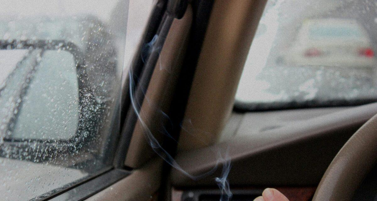 Près d'un fumeur sur 5 jette son mégot par la fenêtre en voiture : un geste qui peut tout brûler !