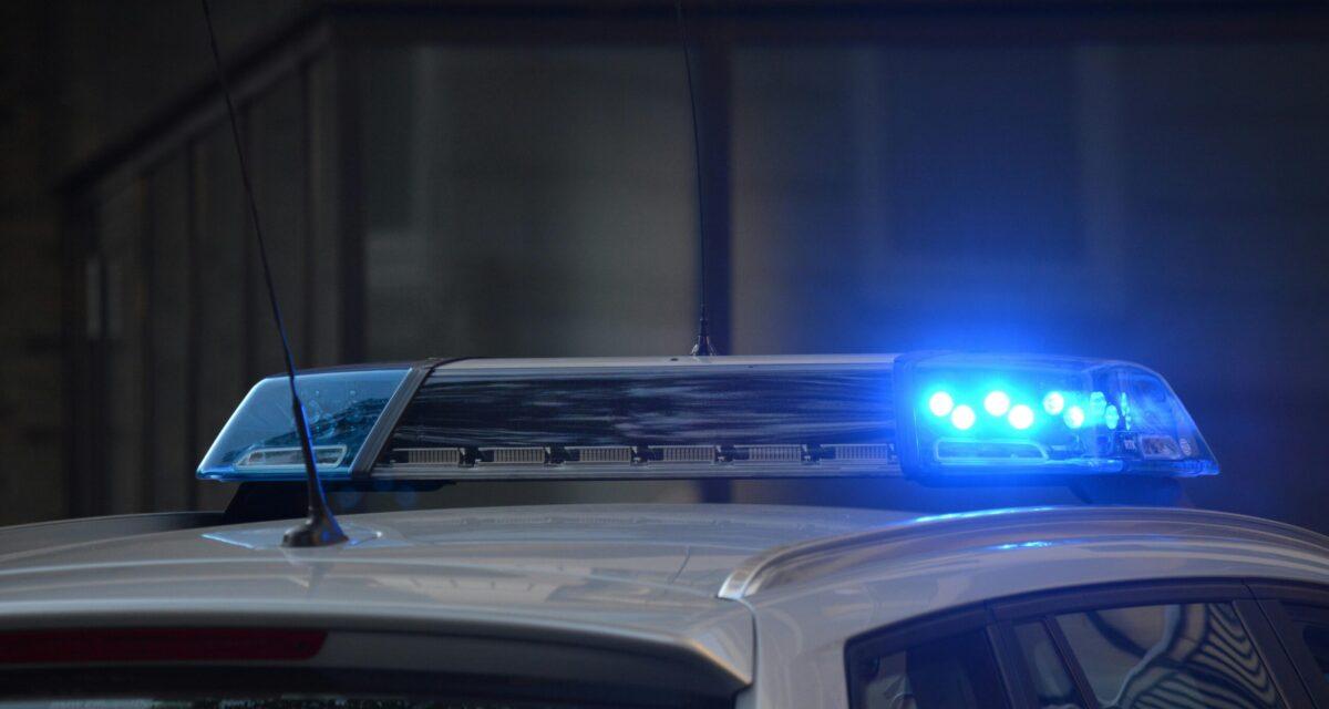 Une conductrice perd le contrôle et encastre son SUV dans une boutique