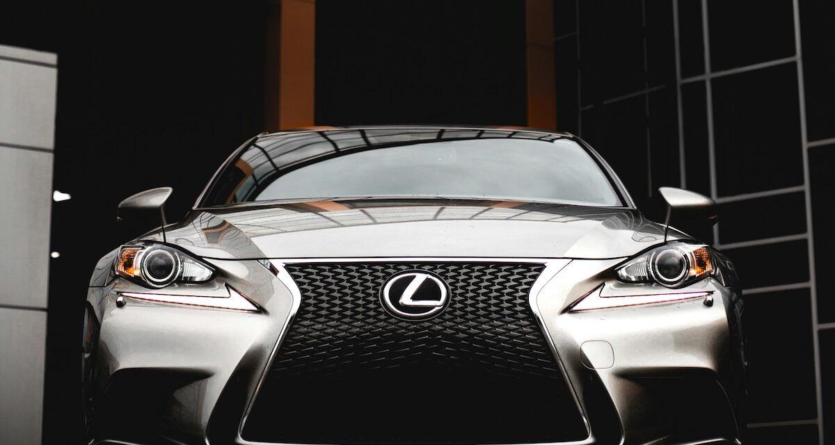 Tennis sur SUV en mouvement : la campagne insolite de Lexus qui bat deux records avec une publicité folle en pleine route