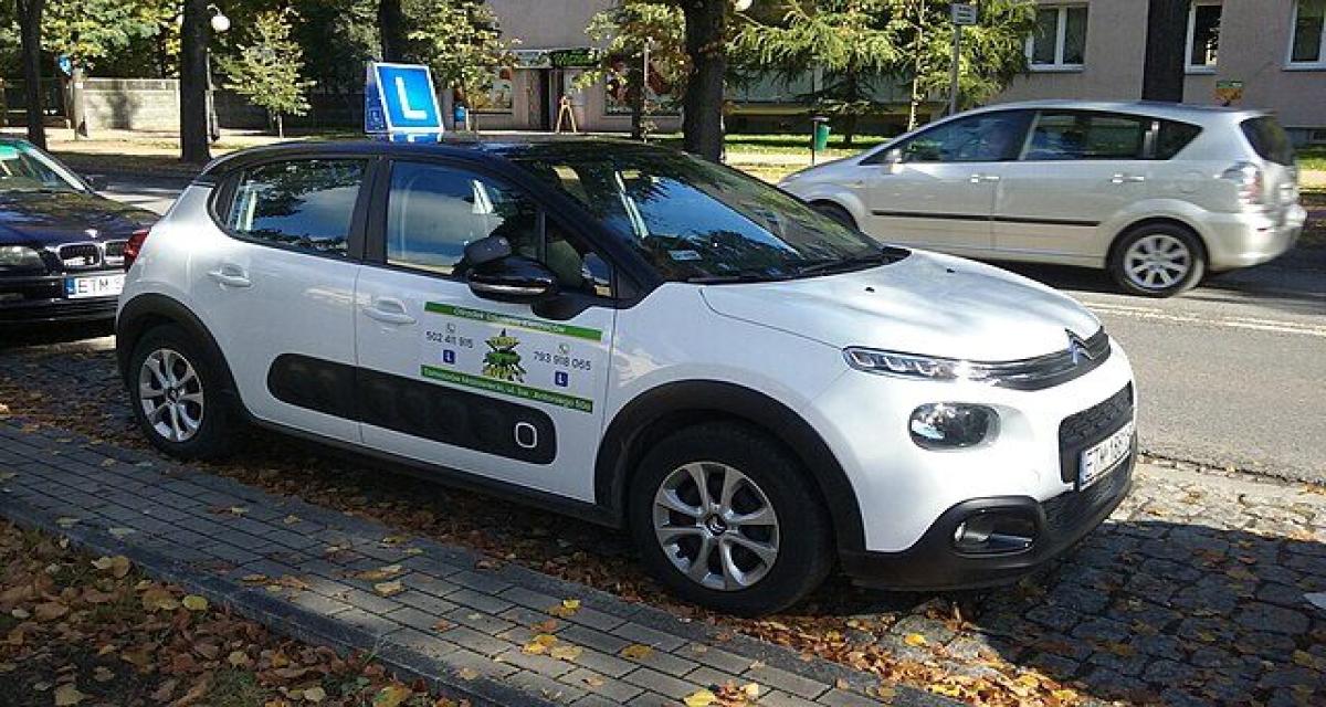 Agacé par la lenteur du véhicule d'apprentissage, un automobiliste crache au visage d'un moniteur d'auto-école avant de le frapper