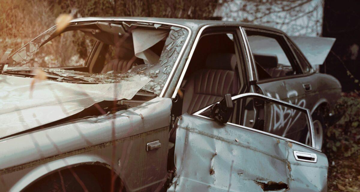 Ils retrouvent une voiture avec ses vitres brisées la nuit... et un cocktail incendiaire dessus !