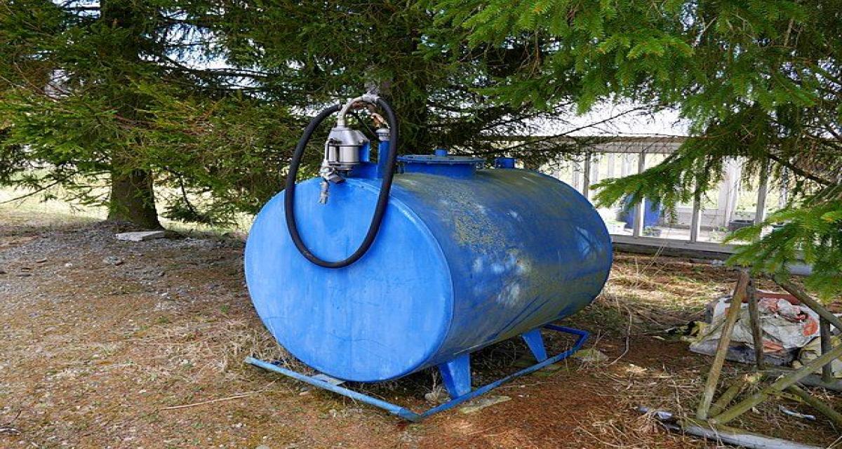 Elle siphonne 250L de gasoil agricole avec son complice, l’agriculteur la surprend en direct : le duo arrêté… mais déjà libre
