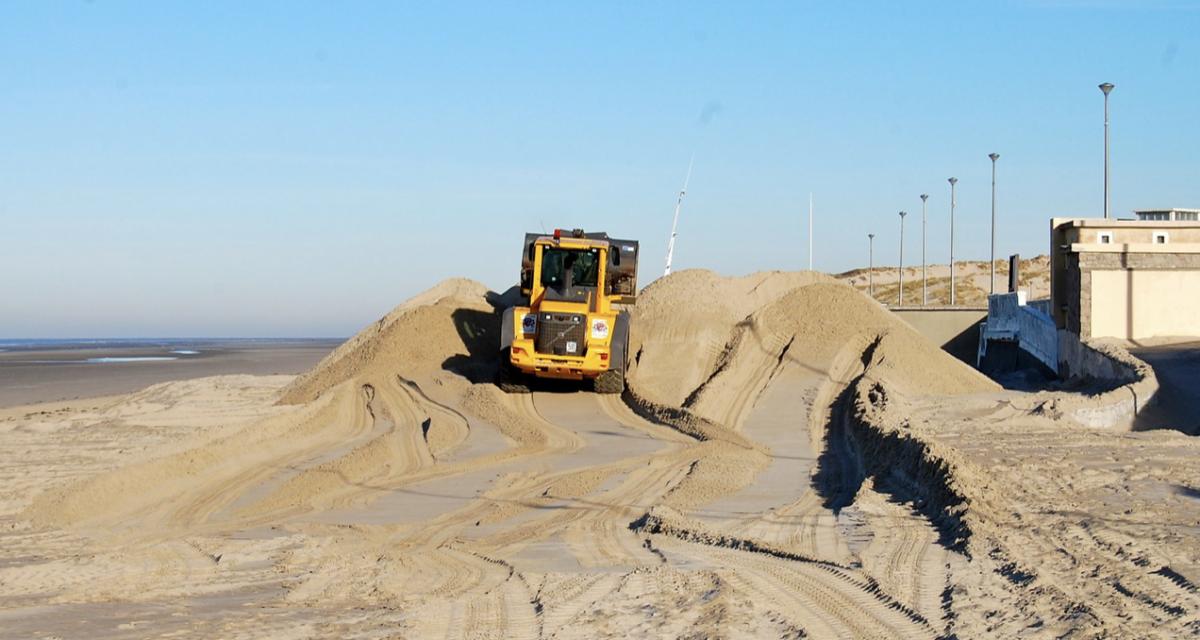 Il tente d'échapper à la police... et termine planté dans un tas de sable
