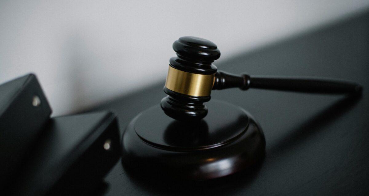 À peine sorti de prison, il vole une voiture... qui le mène droit à son 27e procès