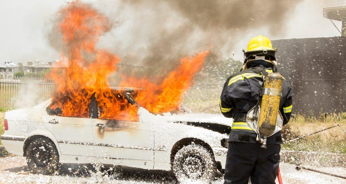 En se levant pour boire un verre d'eau, le maire de cette commune découvre sa BMW en flammes devant chez lui