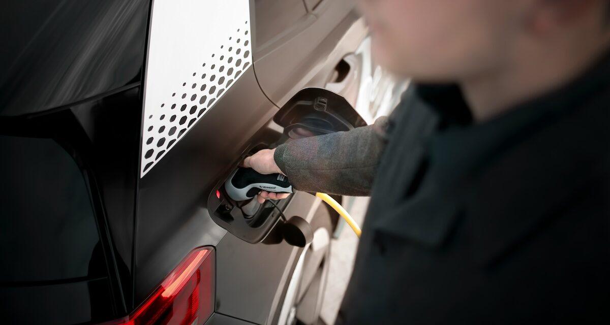 Depuis l'Italie, il suit sa voiture électrique volée en France...le voleur piégé en pleine recharge