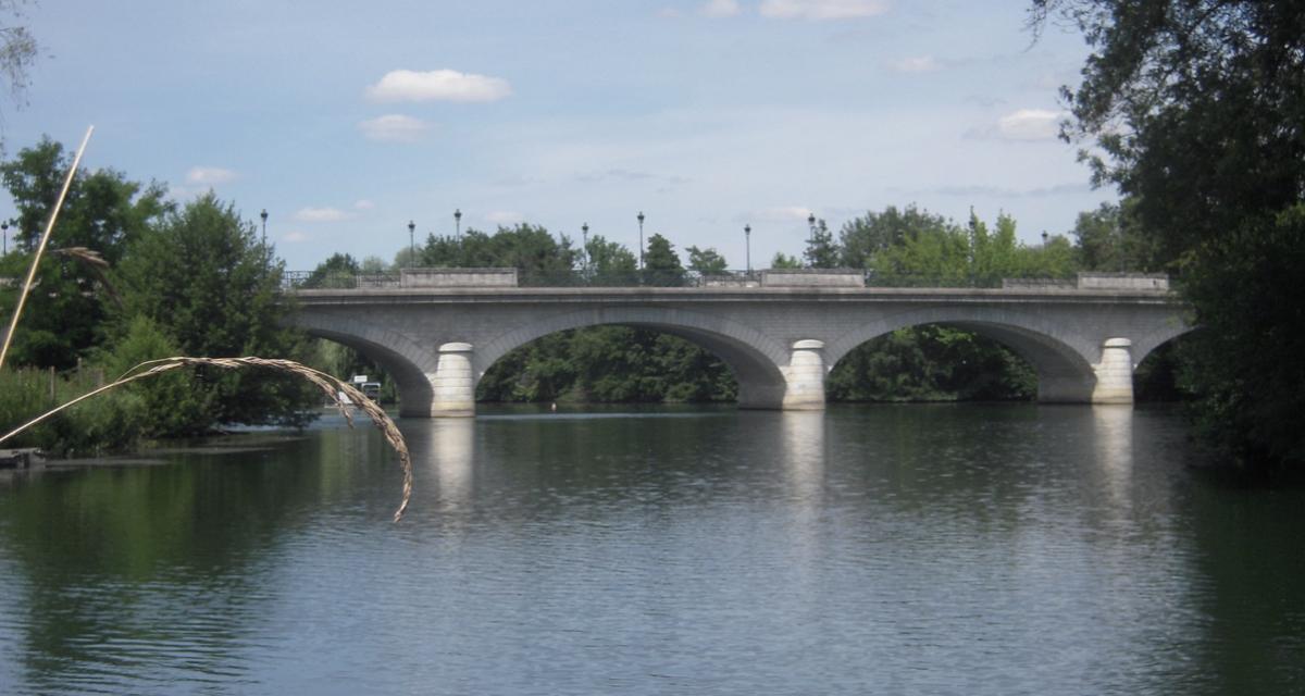 Une voiture plonge dans le canal, le trafic paralysé pendant plusieurs heures