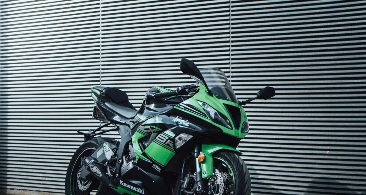 Incroyable : la moto Kawasaki humilie F1, jet et F16 dans une course historique