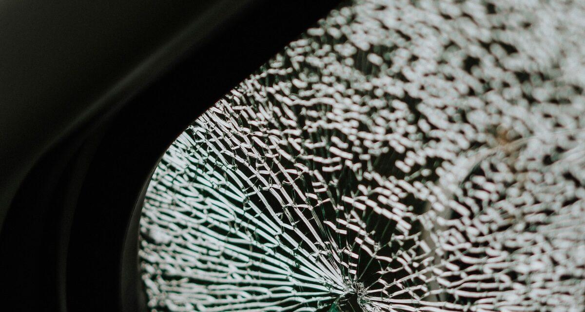 Il pensait la retrouver intacte, sa voiture stationnée est criblée de balles, sans explication...