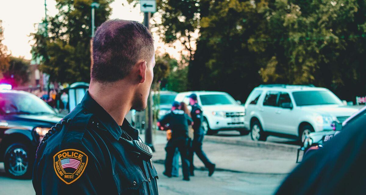 Une femme ivre prise en flagrant délit de conduite à contresens devant les policiers