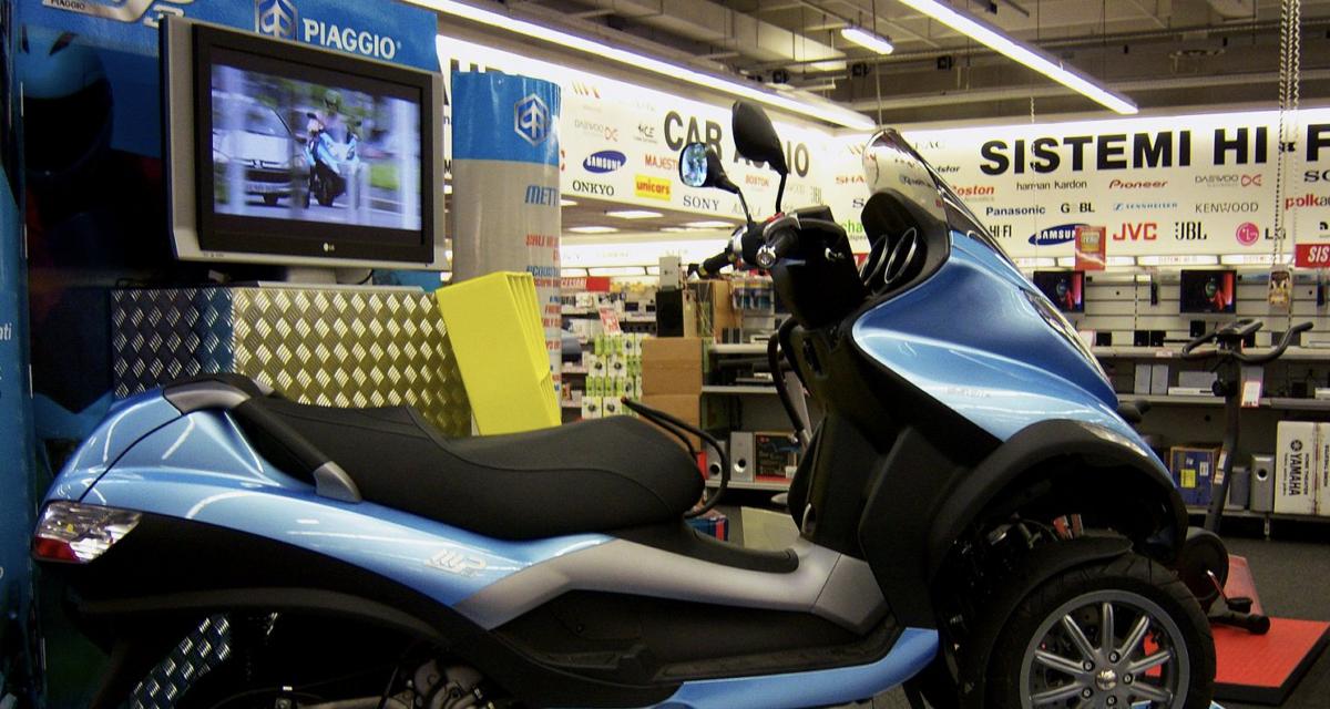 L'ancien scooter de François Hollande vole la vedette aux bolides de prestige