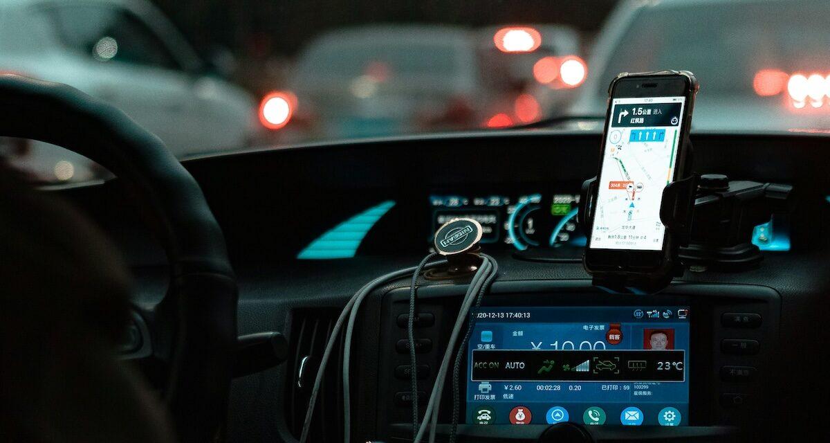Distraite par son téléphone, elle percute une voiture et termine sur le toit