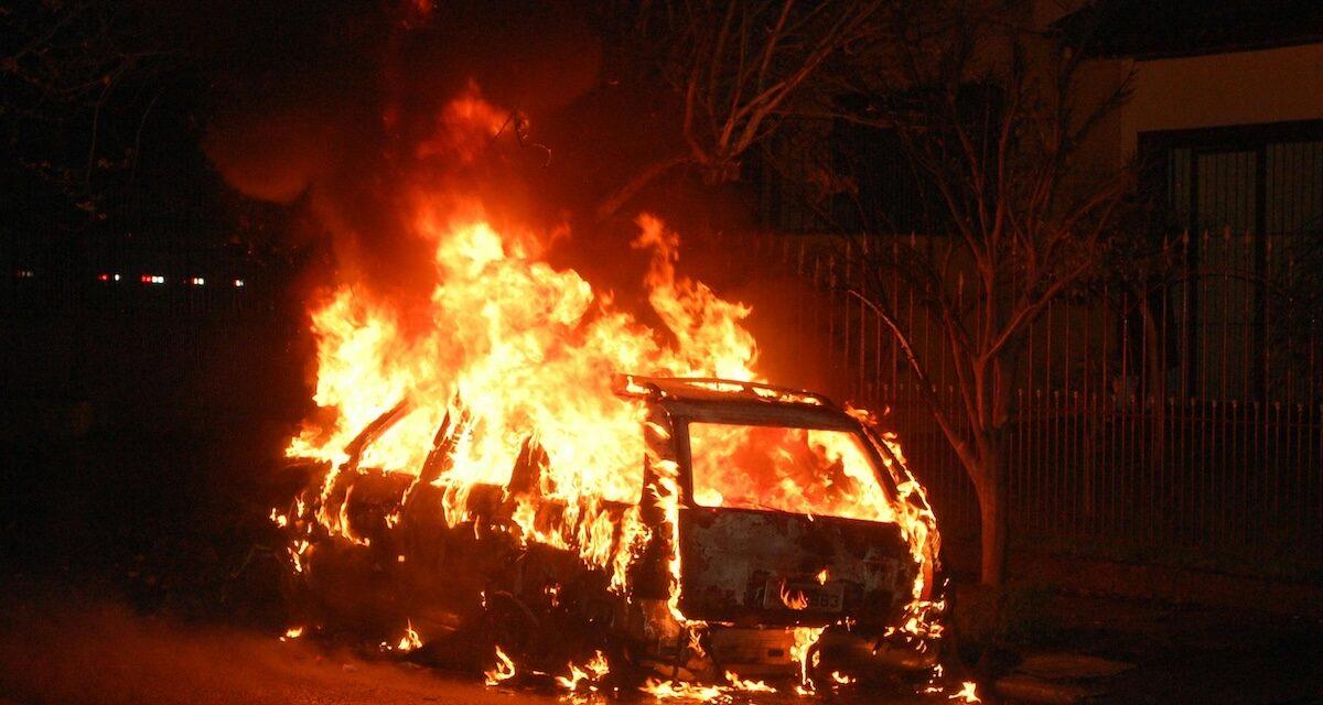 Il brave les flammes pour sauver un conducteur coincé dans sa voiture en feu