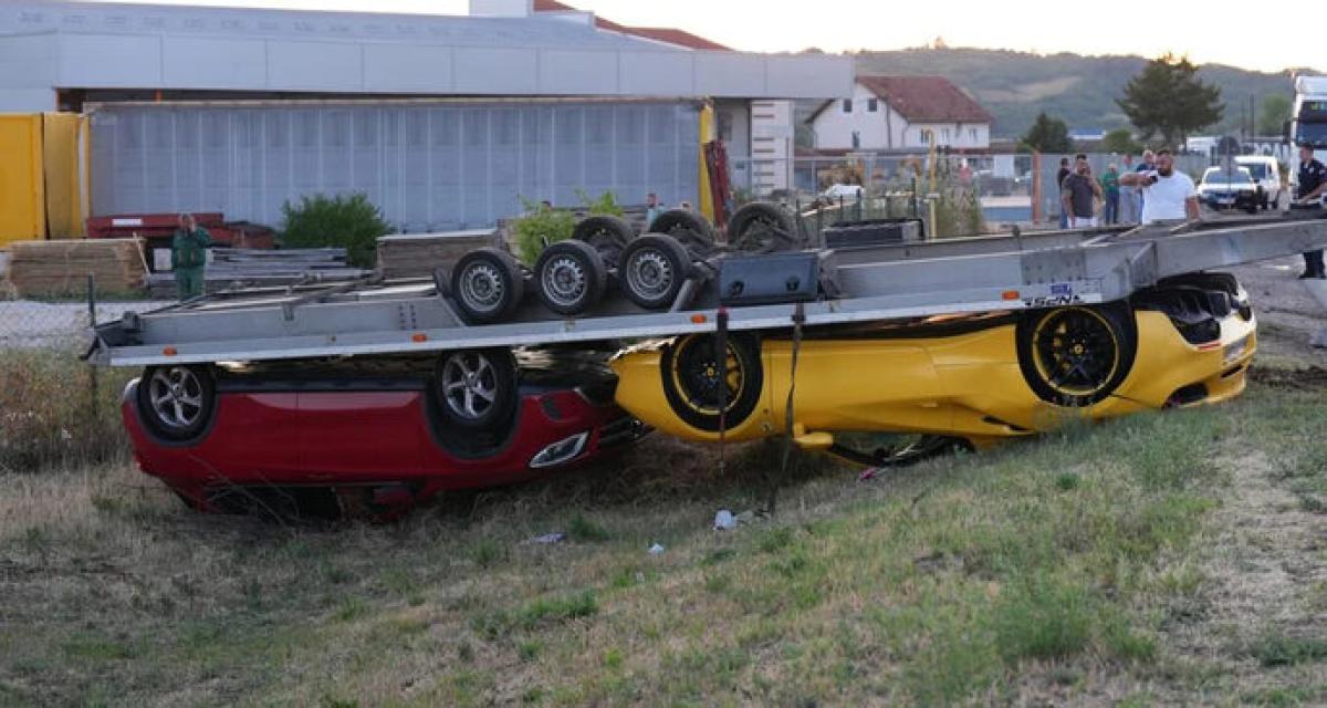 Une Ferrari et un GLA se retrouvent sur le toit après un transport raté