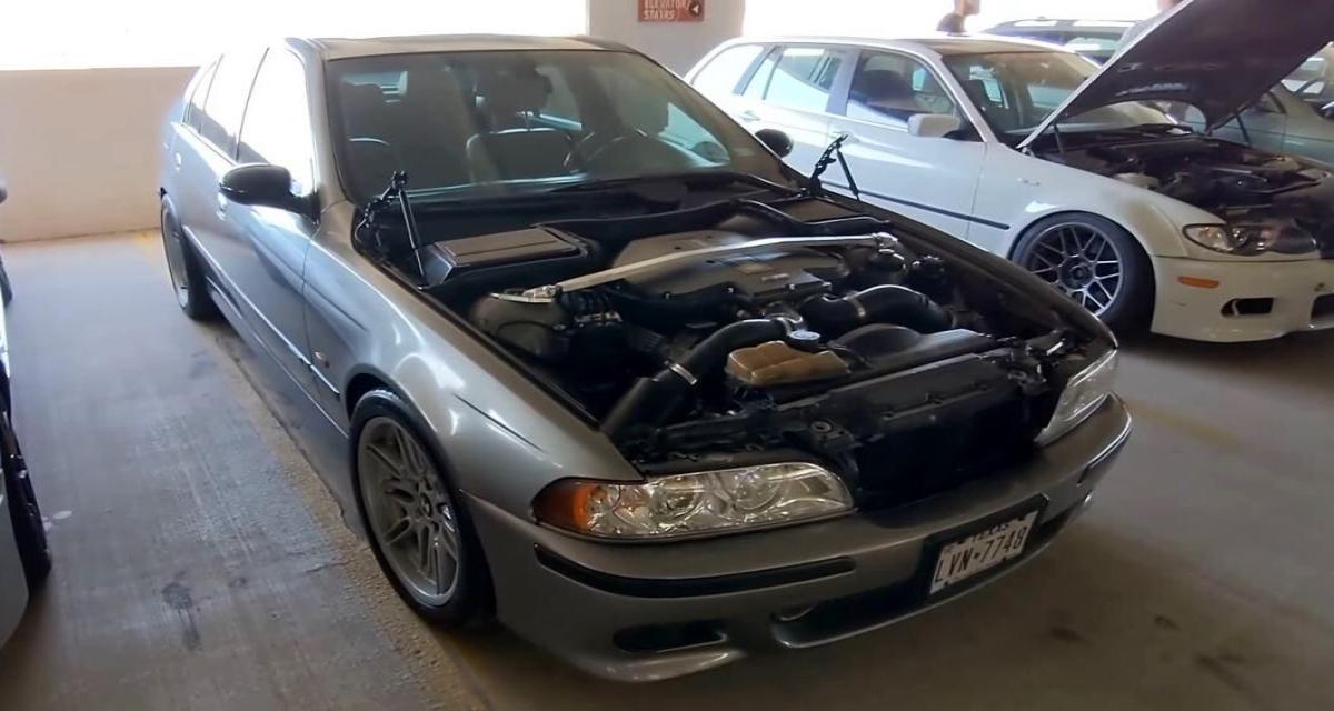 Il roule en BMW sans capot, la police découvre son incroyable siège de fortune