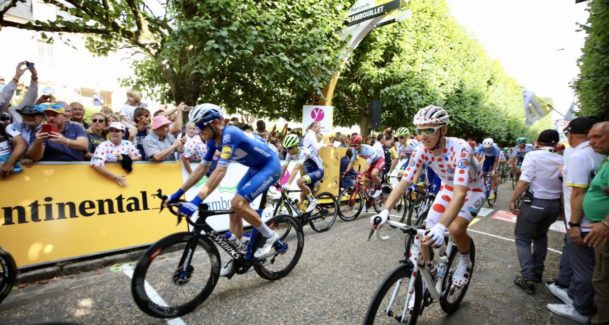 Une voiture du Tour de France fauche un spectateur en bord de route lors d'une étape