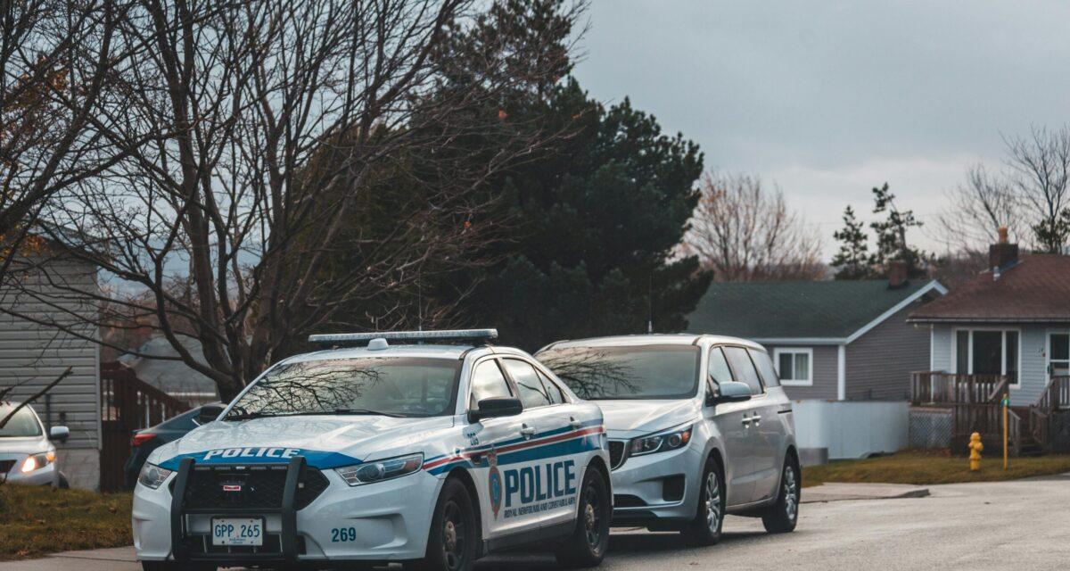 Il tente d'impressionner en roue arrière devant les gendarmes... et finit en cellule