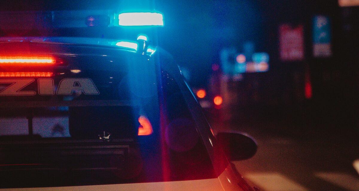Une banque prend feu après l'accident d'un véhicule conduit par deux policiers potentiellement ivres