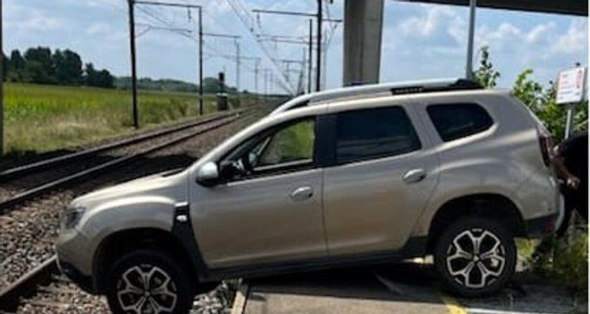 Une voiture échappe au pire en finissant suspendue au-dessus des rails d'une gare locale