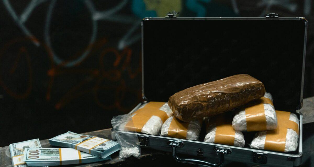 Ils ouvrent le coffre d'une voiture... et tombent sur 55 kg de cannabis bien planqué : l'équivalent d'un demi-million d'euros