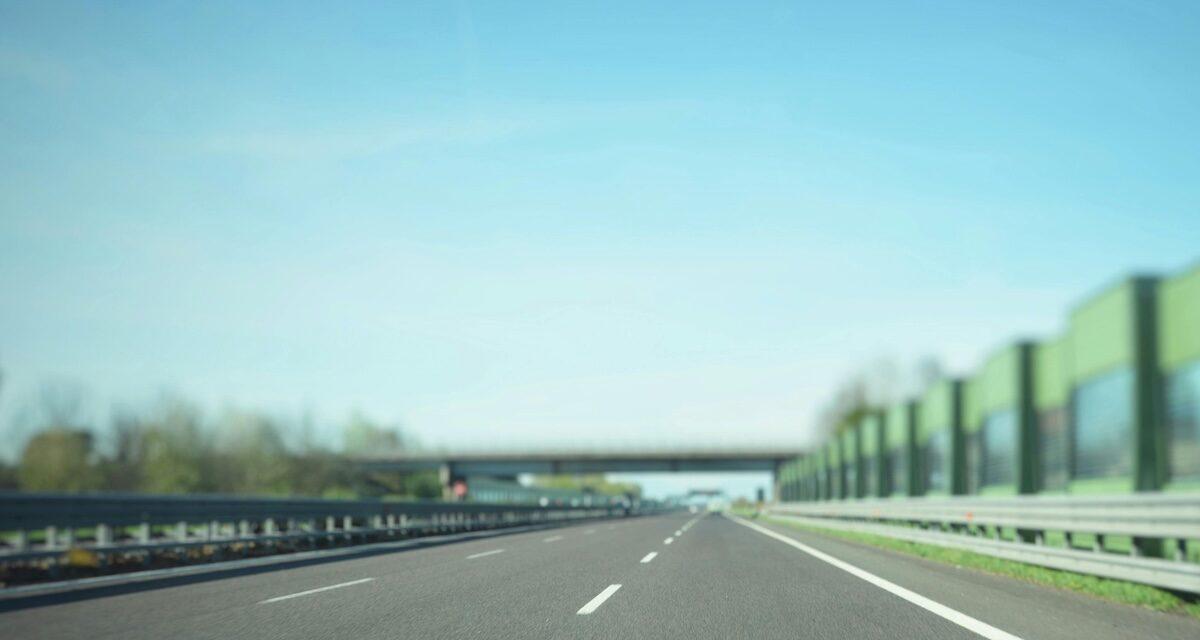 Sous les yeux de son enfant, il se fait rouer de coups après un doigt d'honneur adressé à un automobiliste