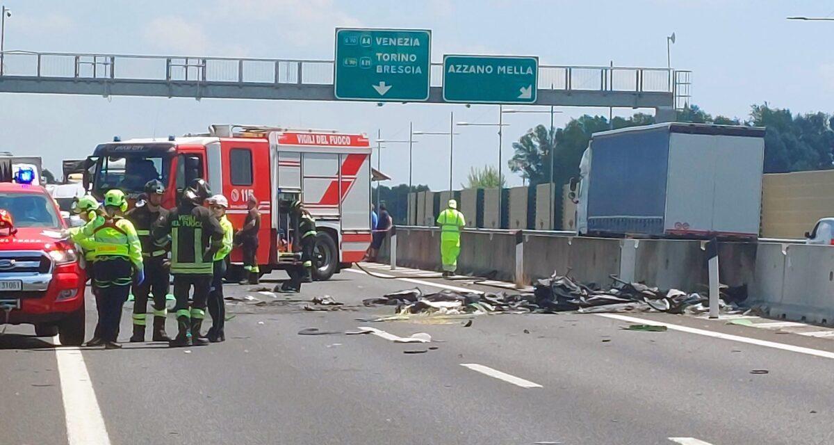 Drame sur l'asphalte : un avion s'écrase sur une autoroute en Italie (vidéo)