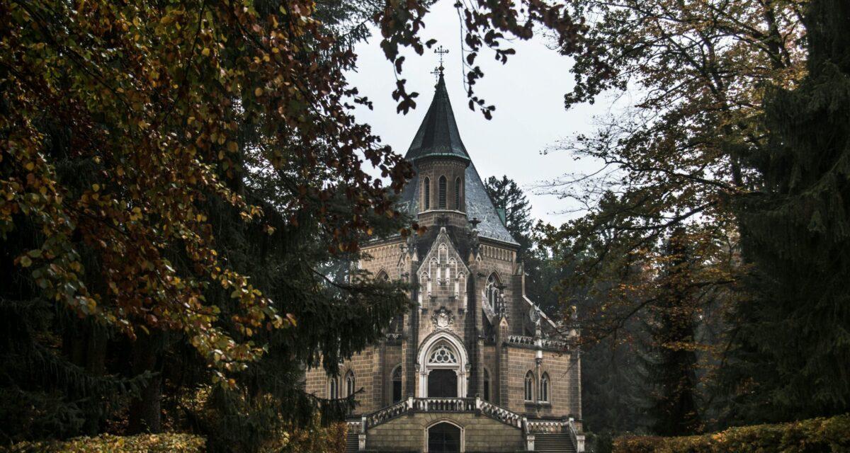 En panne au milieu de nulle part... ils deviennent propriétaires d'un château !