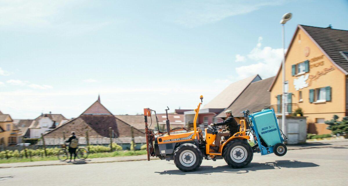 Perte de contrôle à bord d'un tracteur : il finit sa course dans une voiture stationnée