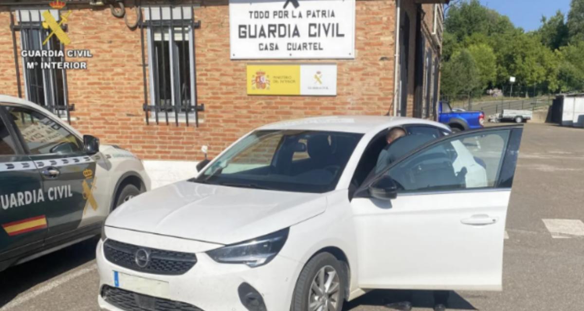 Elle garde la voiture de fonction après avoir quitté son poste... puis l'abandonne comme si de rien n'était