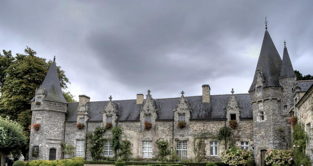 En panne dans un village... ils repartent propriétaires du château local !