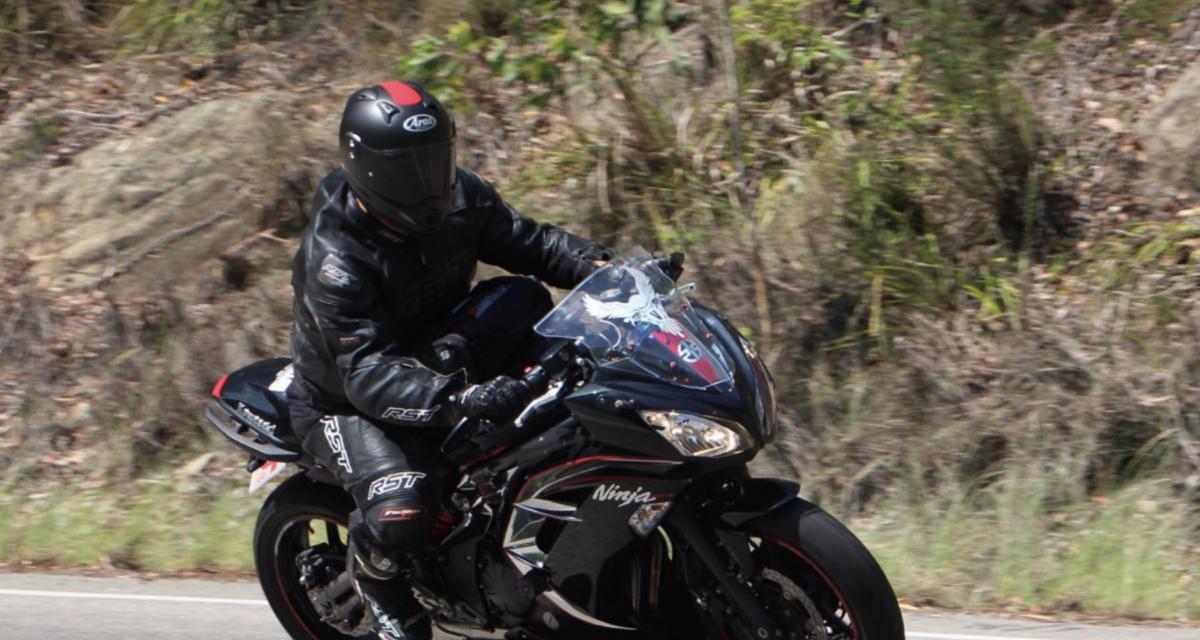 Flashé à 77 km/h au lieu de 50, un motard tente de faire tomber le radar