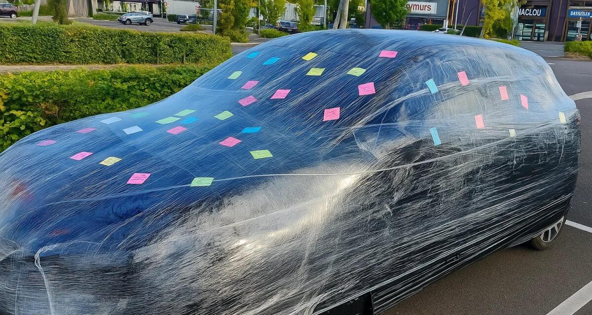 Entièrement filmée : après la fin de son alternance, elle découvre sa voiture empaquetée comme un meuble
