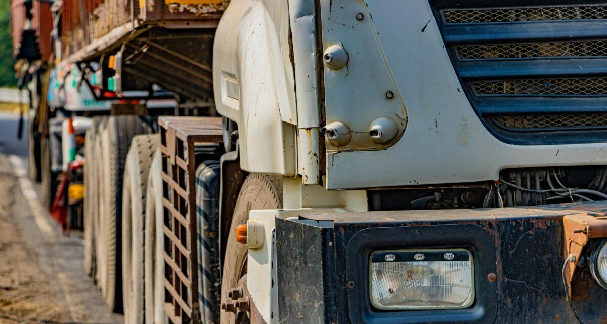 Un poids lourd se retourne avec 26 tonnes de maïs, trafic interrompu plusieurs heures