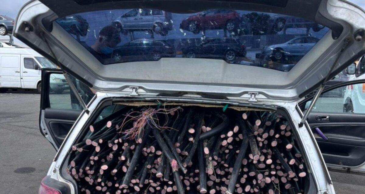 Un break Volkswagen trop chargé trahit un important réseau de voleurs de câbles télécoms
