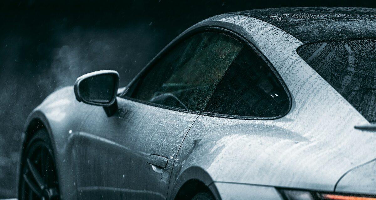 Après un accrochage mineur au feu rouge, elle sort de sa Porsche, arme en main, pour braquer un homme : voici ce qu'elle risque