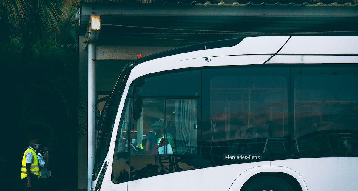 L'incroyable découverte d'un chauffeur de bus : une enfant de 2 ans enfermée dans une valise, son accompagnatrice est arrêtée