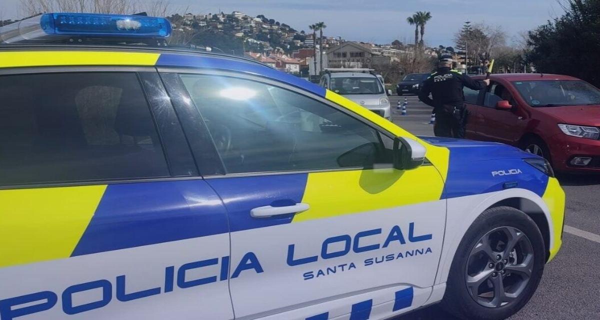 Ivre, il chute dans un ravin, refuse l'aide de la police, incendie sa voiture accidentée, prend la fuite, puis se rend de lui-même !