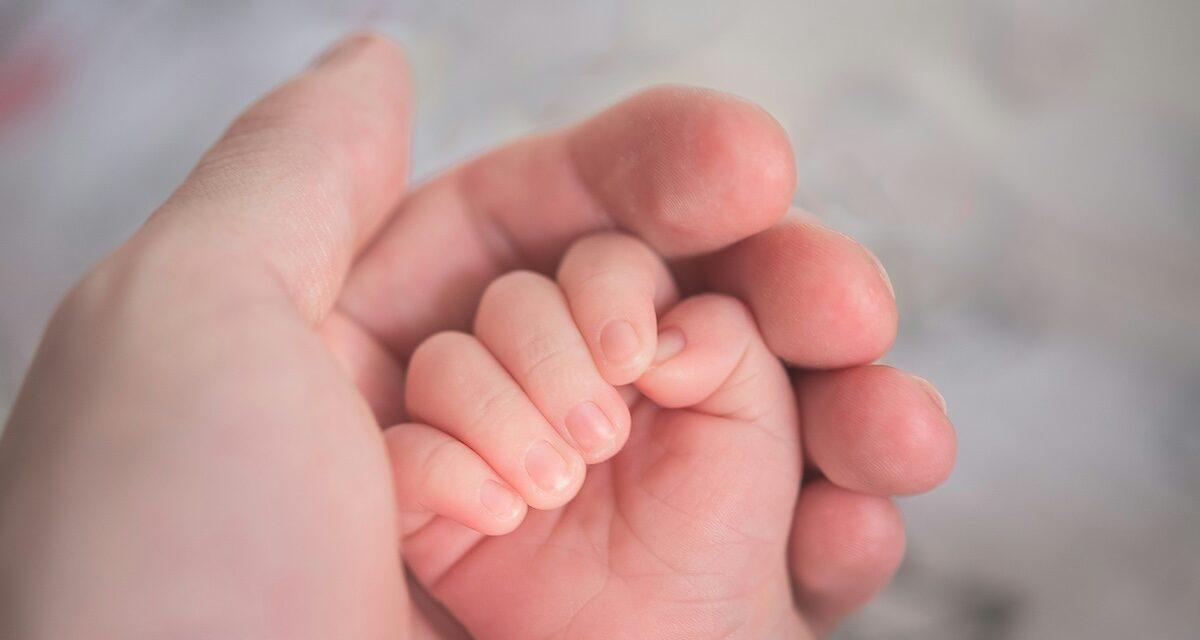Émouvant : les policiers annulent l'amende d'un futur papa pressé, son bébé naît dans la voiture