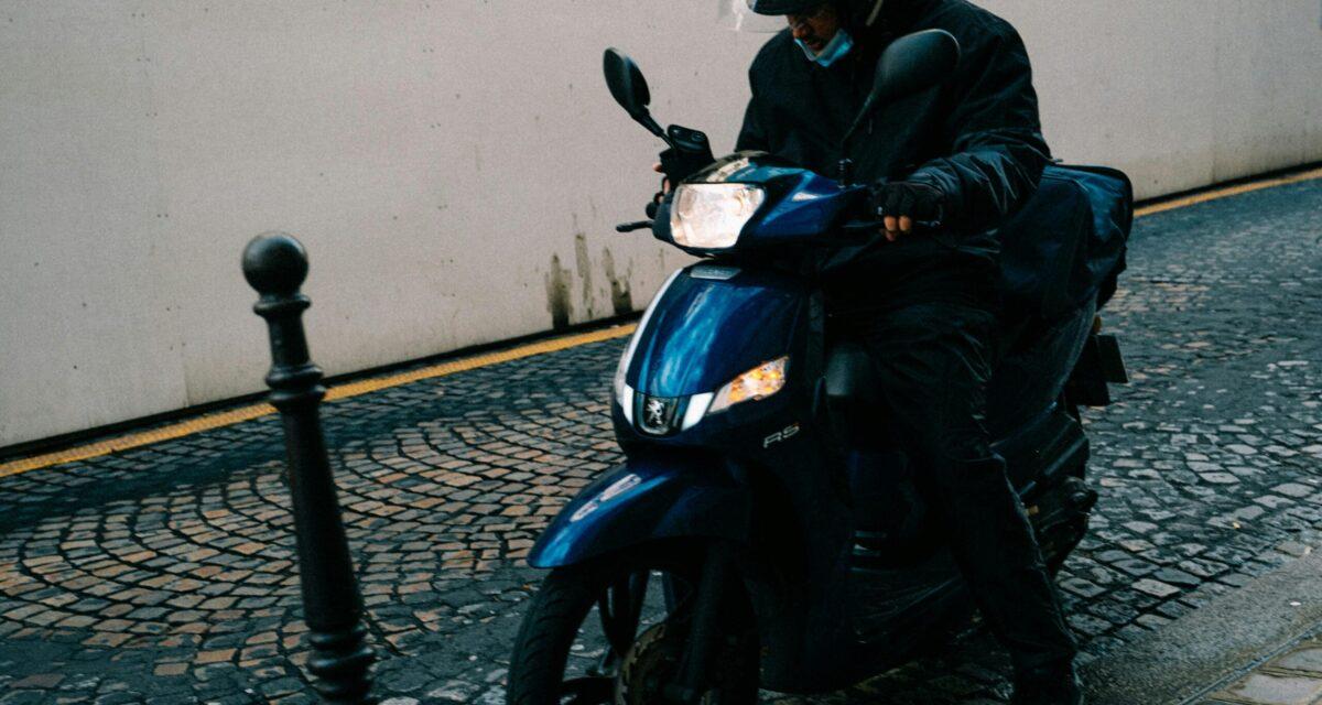 Sur l'autoroute avec un engin qui ressemble à un 50 cm³ : ce motard surprend les gendarmes