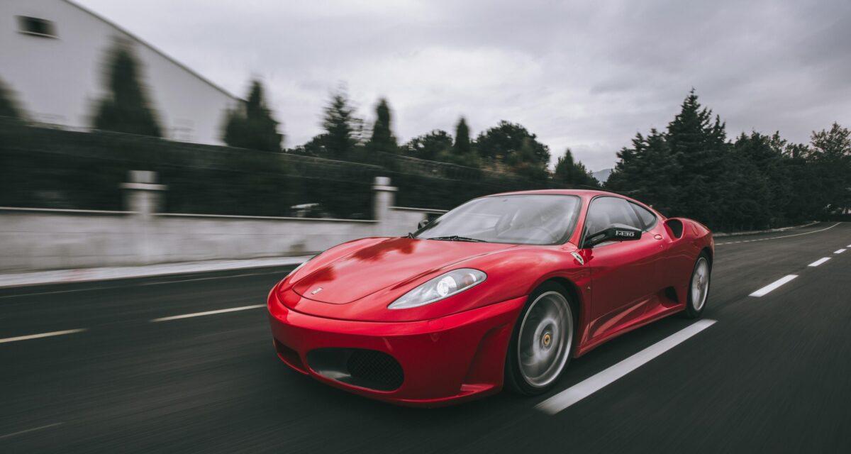 Il pulvérise la limite de vitesse avec un 321 km/h effrayant : la sanction choque les internautes